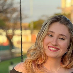 Meet your Posher, Júlia